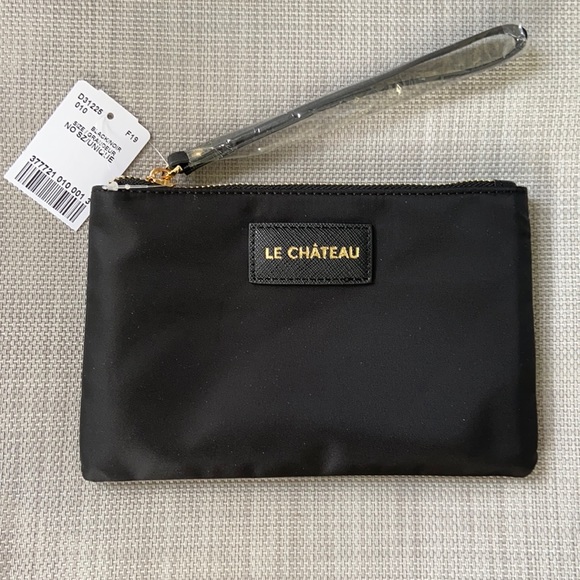 le chateau Handbags - NWT le chateau wristlet